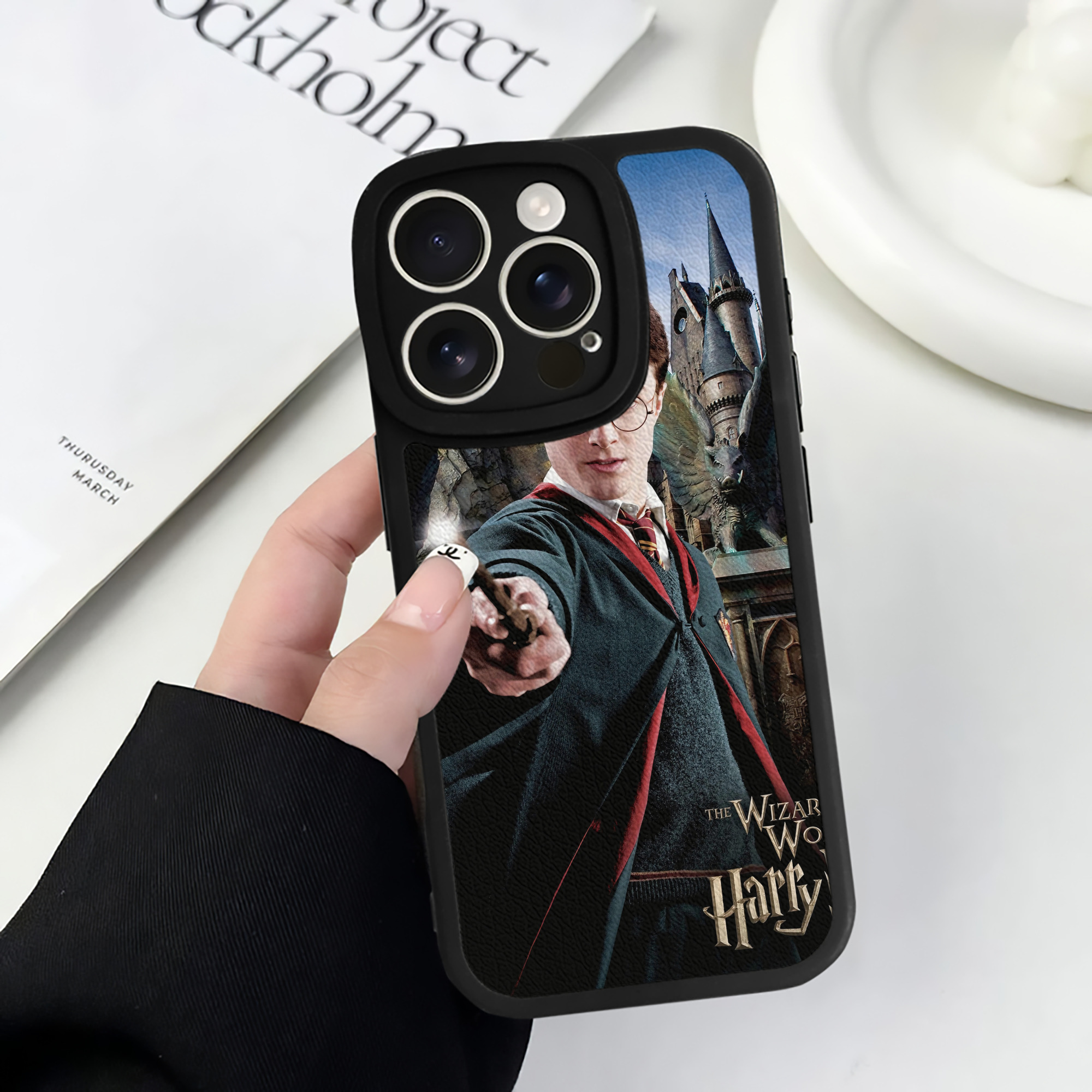 （画像用） Harry Potter ハリー・ポッターシリーズ 【iPhone 16シリーズ対応】シリコンスマホケース（レザー調） 材質：シリコン